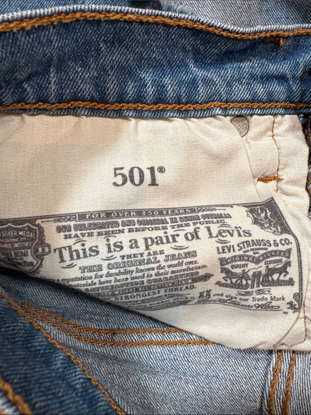 • Levi’s • - Picture 2 of 5